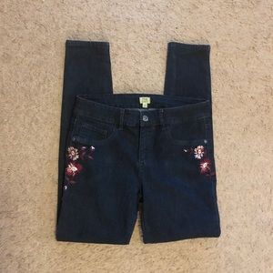 🌸 Dark blue jeans w/flower pockets accents 🌸